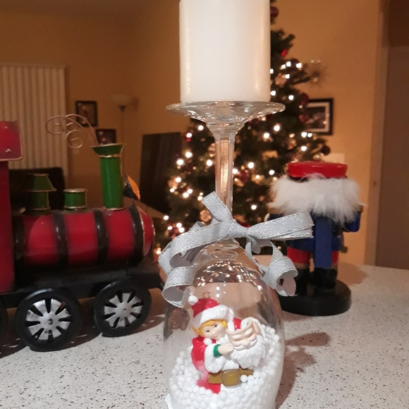 Wine glass snow globe candle stand - Picture 2 of 4